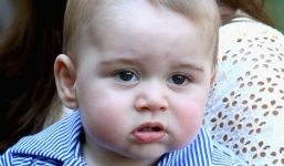 Những biểu cảm đáng yêu của hoàng tử bé nước Anh trong lần đầu xuất ngoại