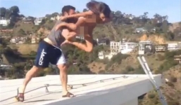 Choáng đại gia ném người tình khoe thân từ mái nhà 