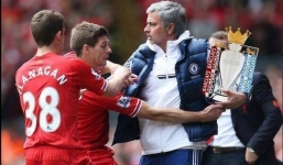 Gerrard đòi Mourinho trả cup, Man City và Chelsea tình tứ bên nhau