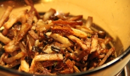 Kỳ lạ cô gái nghiện ăn giun, dế quanh năm