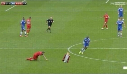 Bình luận: Cú trượt ngã rất “đời” của Gerrard