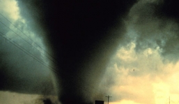 Mỹ: Lốc xoáy tàn phá khủng khiếp, ít nhất 12 người thiệt mạng