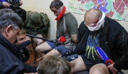 Lực lượng đặc biệt Ukraine bị dân quân bắt giữ, lột sạch quần áo