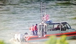 Máy bay va chạm trên biển, một phi công mất tích