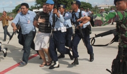 Náo loạn ở sân bay vì hành khách nhầm buồng lái là... nhà vệ sinh