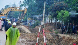 Khởi tố 5 phụ nữ ném gạch đá bị thương công an