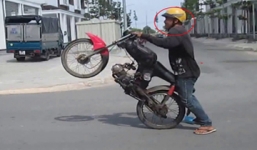 Quái xế bị tóm cổ vì cả gan bốc đầu xe trêu ngươi cảnh sát