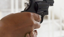 Cô dâu bắn chết cháu gái ngay trong ngày cưới