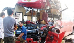 Hai xe khách đâm nhau, 8 người thương vong