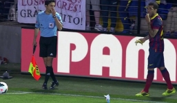 Bị chế giễu là khỉ, Daniel Alves ăn chuối để chống phân biệt chủng tộc