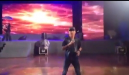 Tuấn Hưng ướt đẫm hát dưới mưa tầm tã