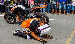 Ý thức kém của khán giả Việt khiến Biker quỳ lạy giữa đường