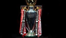 Hy hữu: BTC Premier League phải mượn thêm cúp vô địch