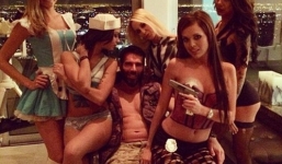 Cận cảnh tiệc bikini của đại gia ném người yêu