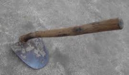 Cãi nhau trên bàn nhậu, dùng cuốc đánh chết bạn rượu