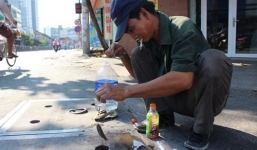 Người Sài Gòn ngồi giữa đường phố để câu cá trên nắp cống