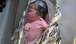 Chồng giúp vợ vượt cạn ngay trên đường giờ cao điểm