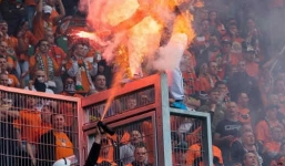 Cảnh sát biến CĐV quá khích thành 'ngọn đuốc sống' trong tích tắc