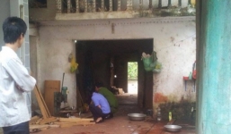 Con trai cầm búa đinh đuổi đánh bố