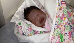 Người mẹ nhẫn tâm ném con mới sinh vào toilet xả nước