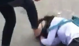 Clip: Cô gái bị bạn giật tóc, đánh túi bụi trên đường