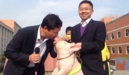 Hiệu phó hôn... lợn trước mặt học sinh