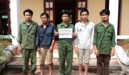 Lâm tặc dùng thuốc nổ khai thác gỗ sưa