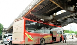 Xe du lịch mắc kẹt ở gầm cầu Long Biên, hành khách hoảng sợ