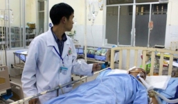 Rượu say, đến chơi nhà bạn gái, chém bố bạn nhập viện