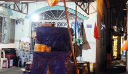 Người đàn ông bị cắt cổ chết trong nhà