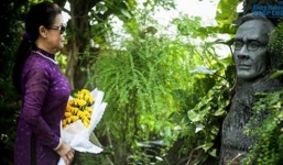 Khánh Ly về nước viếng mộ Trịnh Công Sơn sau 14 năm