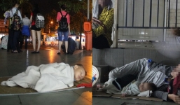 Đắng lòng nhìn 2 bé ngủ ở sàn nhà chờ xe