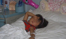 Sốc: trẻ tè dầm bị bảo mẫu nhét tiền xu và tóc vào “vùng kín”
