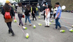 Thanh niên Trung Quốc rộ mốt dắt...bắp cải đi dạo