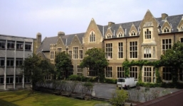 Phó hiệu trưởng phải từ chức vì ngoại tình với nữ sinh