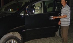 Tỷ phú chuyên mặc quần đùi chơi ô tô sang