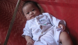 Bé trai 5 tháng ngủ mê mệt trước cổng chùa