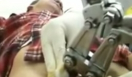 Mắc kẹt vì đeo nhẫn vào 'của quý' để cầu hôn bạn gái