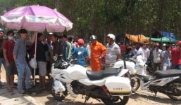 Vây xe cảnh sát vì nghi 'vung gậy' khiến dân ngã nứt sọ