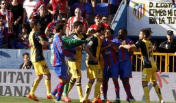 Trả đũa CĐV Atletico, cầu thủ Levante suýt bị tẩn nhừ tử