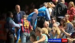 CĐV Real bị “đuổi” khỏi sân vì dám liều mạng đứng giữa 'rừng' fan Barca