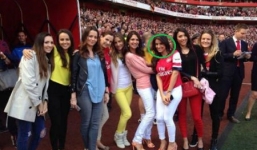 Cầu thủ 'xấu trai nhất thế giới' khoe vợ xinh lấn át dàn WAGs Arsenal
