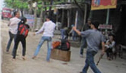 Vợ vác dao đuổi chém chồng náo loạn cả khu phố