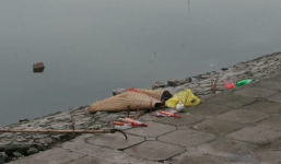 Hàng trăm người dân xem xác chết nổi trên hồ Giảng Võ