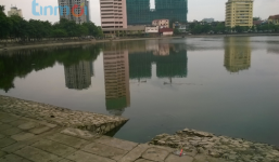 Clip: Hàng trăm người dân xem xác chết nổi tại hồ Giảng Võ