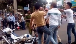 Lừa rồi cướp súng bắn thẳng vào người CSGT