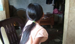 Bé gái bất hạnh hết bị cha dượng hãm hại, lại bị hàng xóm 'làm trò người lớn'