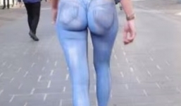 Choáng với cô gái trẻ không mặc quần ra đường