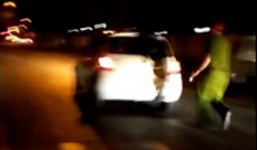 Hà Nội: Nữ tài xế đập dép vào mặt, hất cảnh sát lên nắp capô