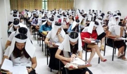 Thi giữa rừng, cấm thí sinh mặc áo lót, đội mũ bịt mắt để chống gian lận